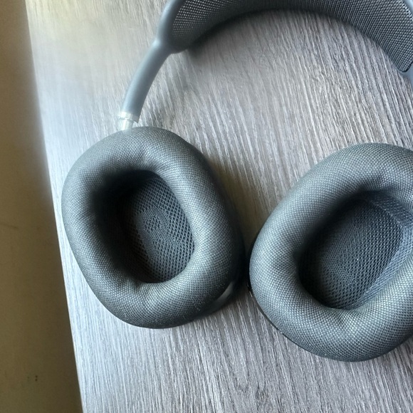 Apple Airpods Max in Black - Picture 8 of 14